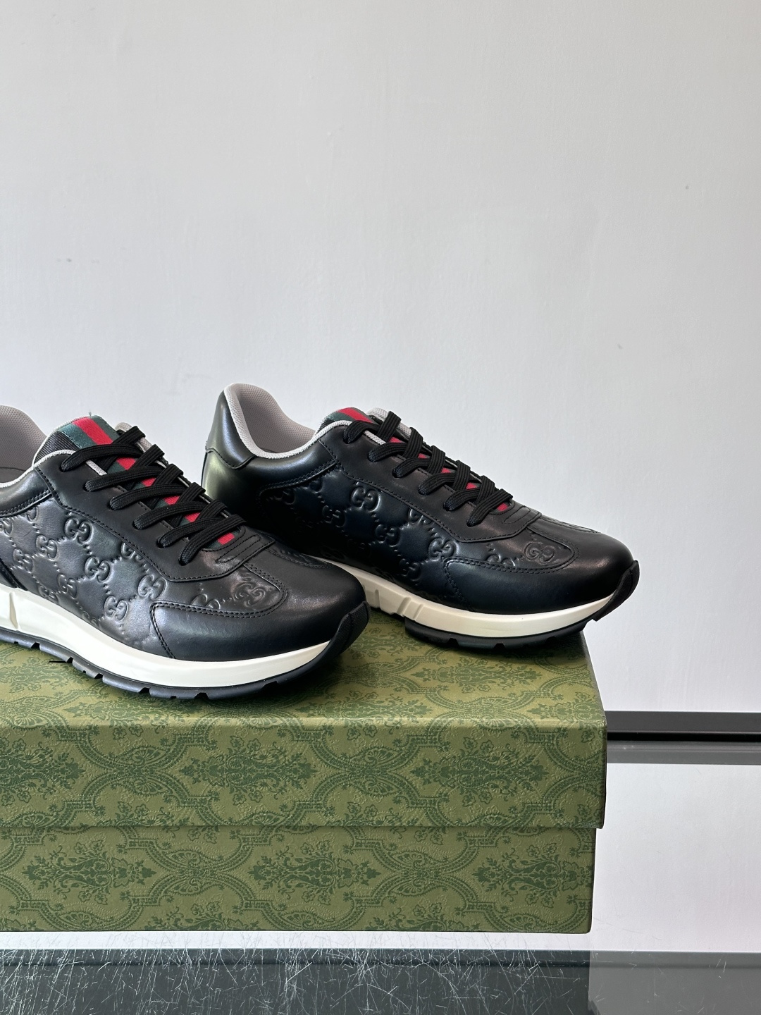 Gucci经典的复古老爹鞋，采用牛皮革与GG压花拼接设计，鞋舌处点缀品牌标志性的红绿织带，厚底设计兼具增