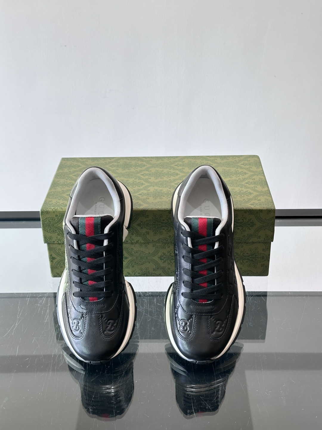 Gucci经典的复古老爹鞋，采用牛皮革与GG压花拼接设计，鞋舌处点缀品牌标志性的红绿织带，厚底设计兼具增