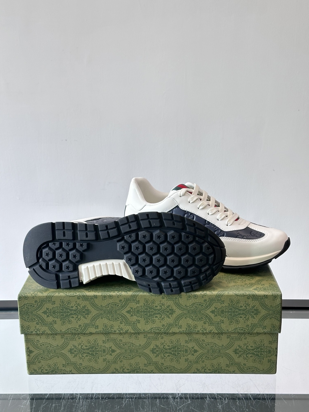 Gucci经典的复古老爹鞋，采用牛皮革与GG压花拼接设计，鞋舌处点缀品牌标志性的红绿织带，厚底设计兼具增