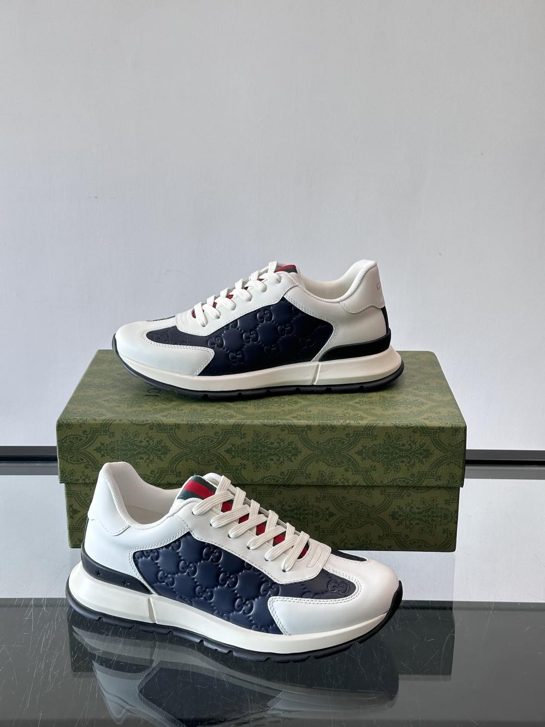 Gucci经典的复古老爹鞋，采用牛皮革与GG压花拼接设计，鞋舌处点缀品牌标志性的红绿织带，厚底设计兼具增