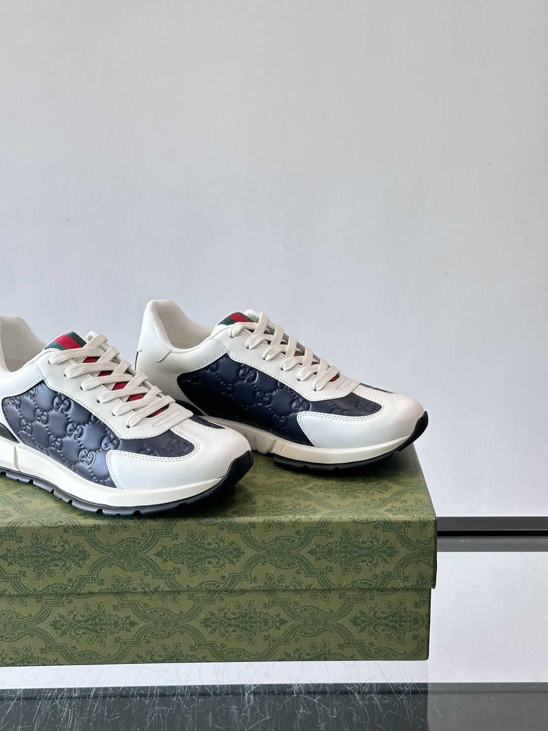 Gucci经典的复古老爹鞋，采用牛皮革与GG压花拼接设计，鞋舌处点缀品牌标志性的红绿织带，厚底设计兼具增