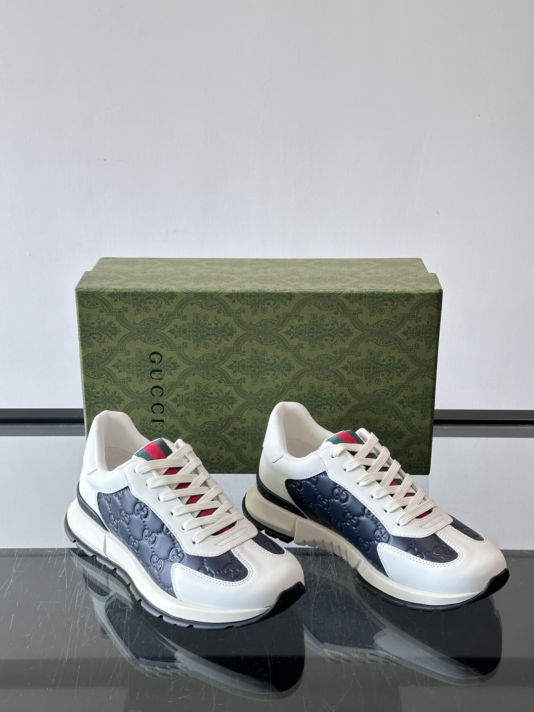 Gucci经典的复古老爹鞋，采用牛皮革与GG压花拼接设计，鞋舌处点缀品牌标志性的红绿织带，厚底设计兼具增