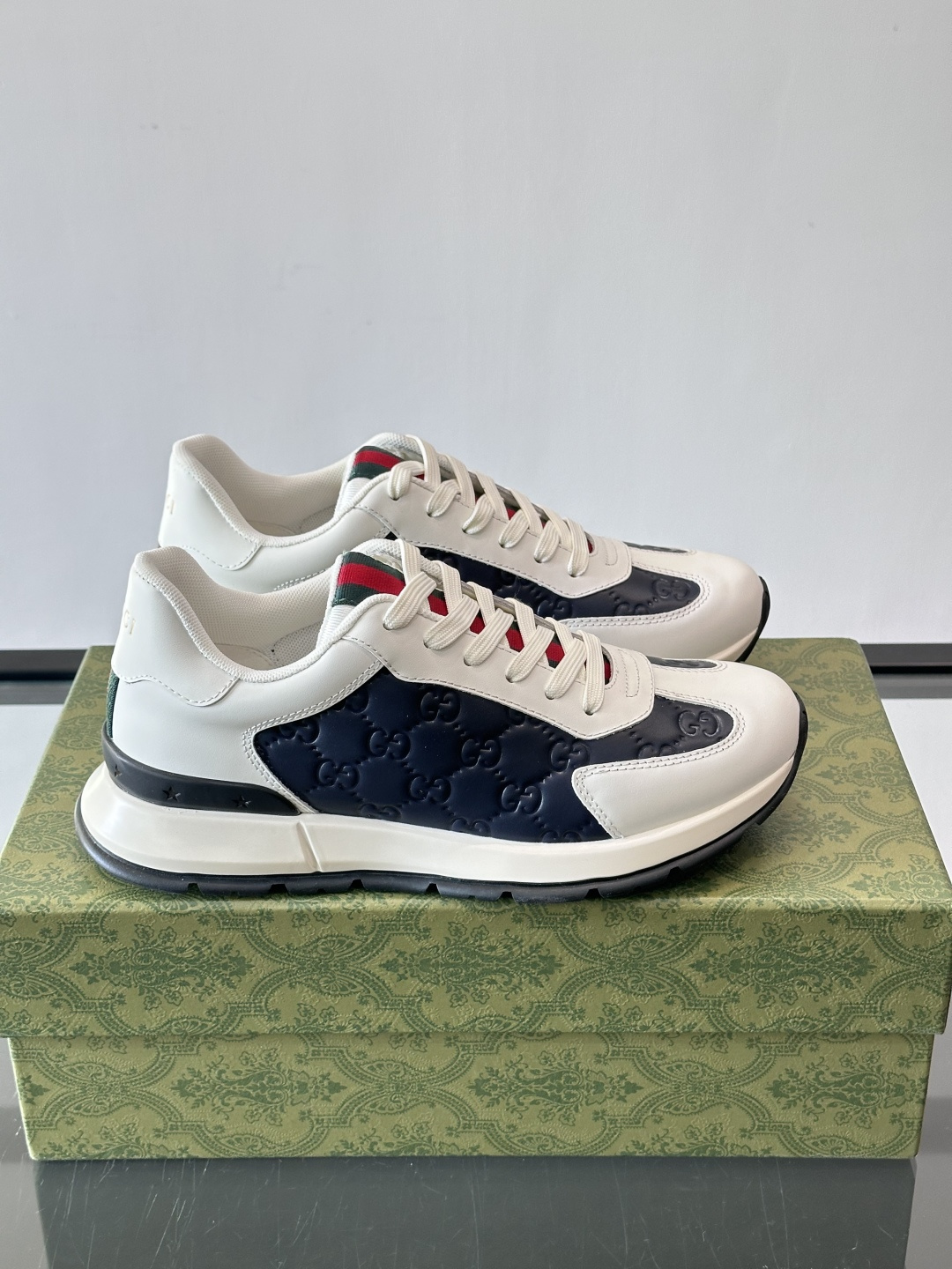 Gucci经典的复古老爹鞋，采用牛皮革与GG压花拼接设计，鞋舌处点缀品牌标志性的红绿织带，厚底设计兼具增