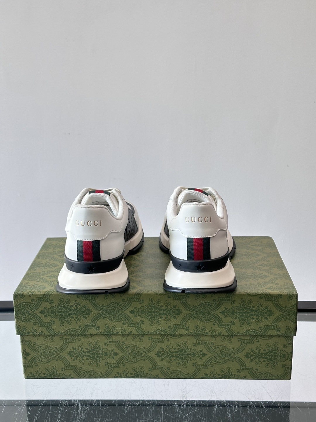 Gucci经典的复古老爹鞋，采用牛皮革与GG压花拼接设计，鞋舌处点缀品牌标志性的红绿织带，厚底设计兼具增