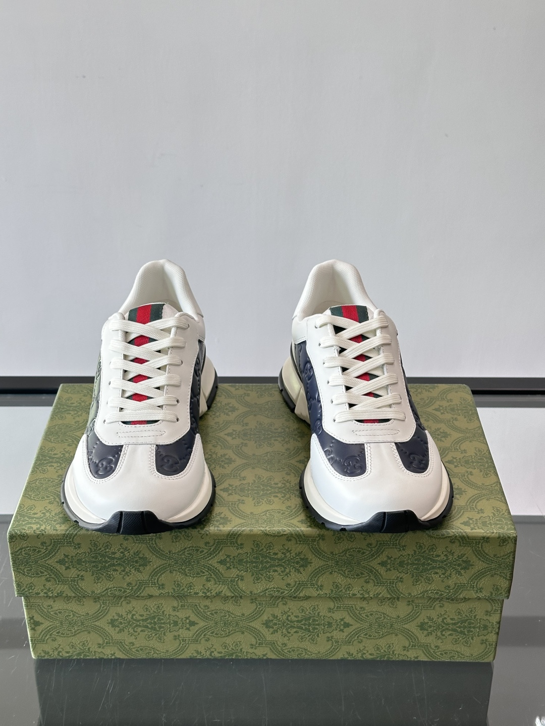 Gucci经典的复古老爹鞋，采用牛皮革与GG压花拼接设计，鞋舌处点缀品牌标志性的红绿织带，厚底设计兼具增