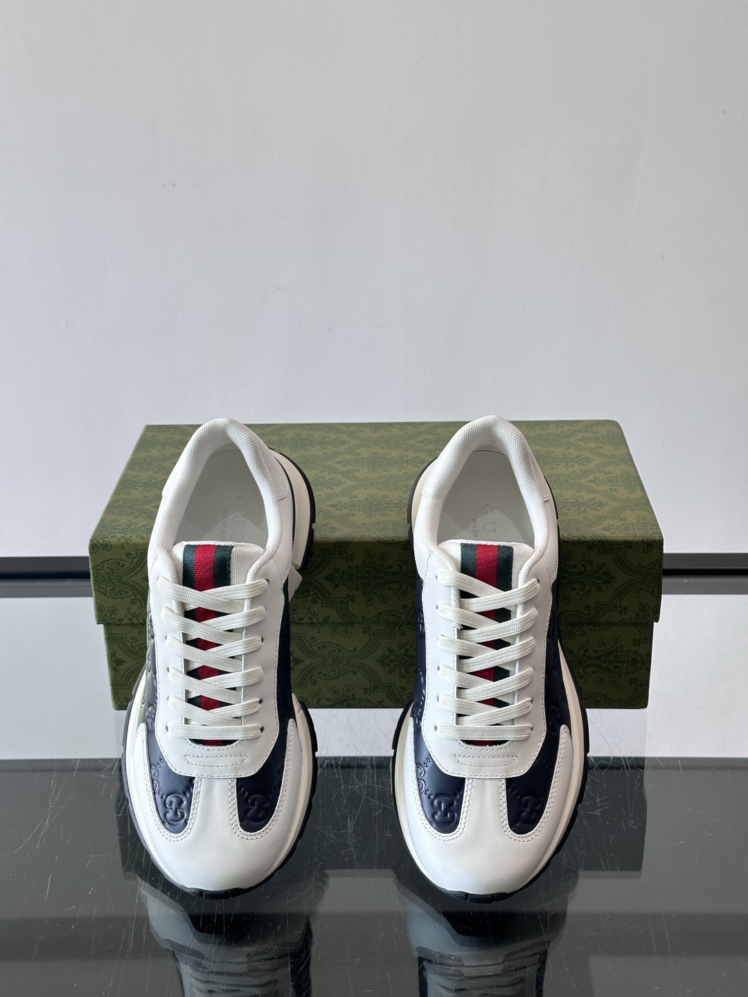 Gucci经典的复古老爹鞋，采用牛皮革与GG压花拼接设计，鞋舌处点缀品牌标志性的红绿织带，厚底设计兼具增