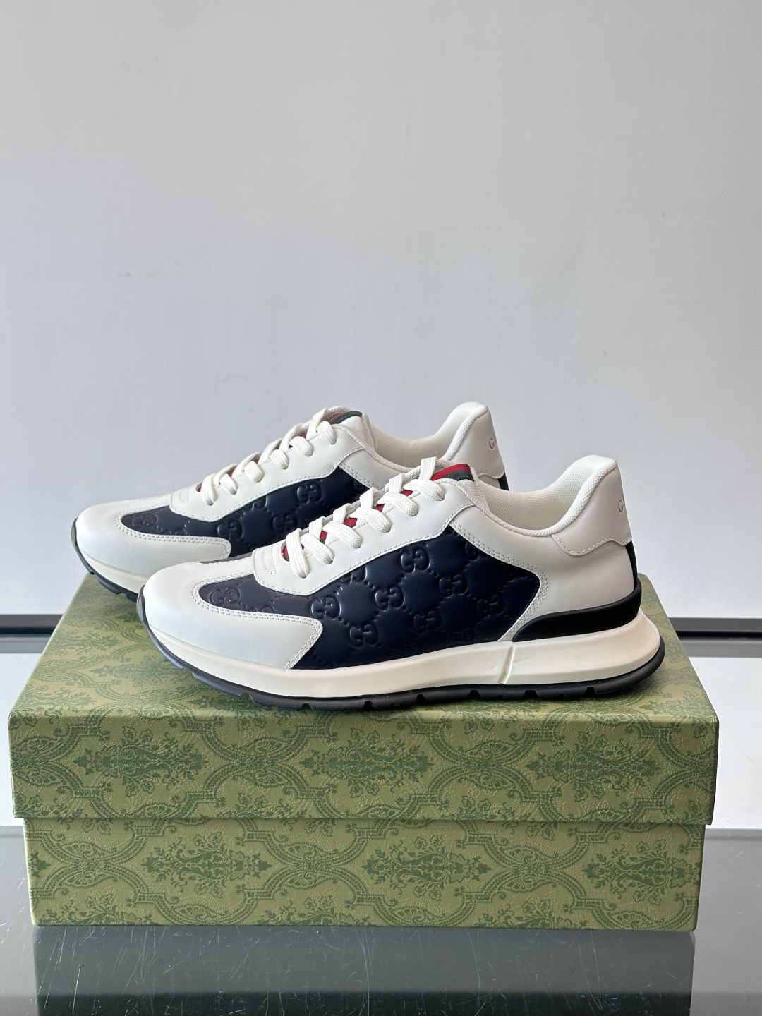 Gucci经典的复古老爹鞋，采用牛皮革与GG压花拼接设计，鞋舌处点缀品牌标志性的红绿织带，厚底设计兼具增