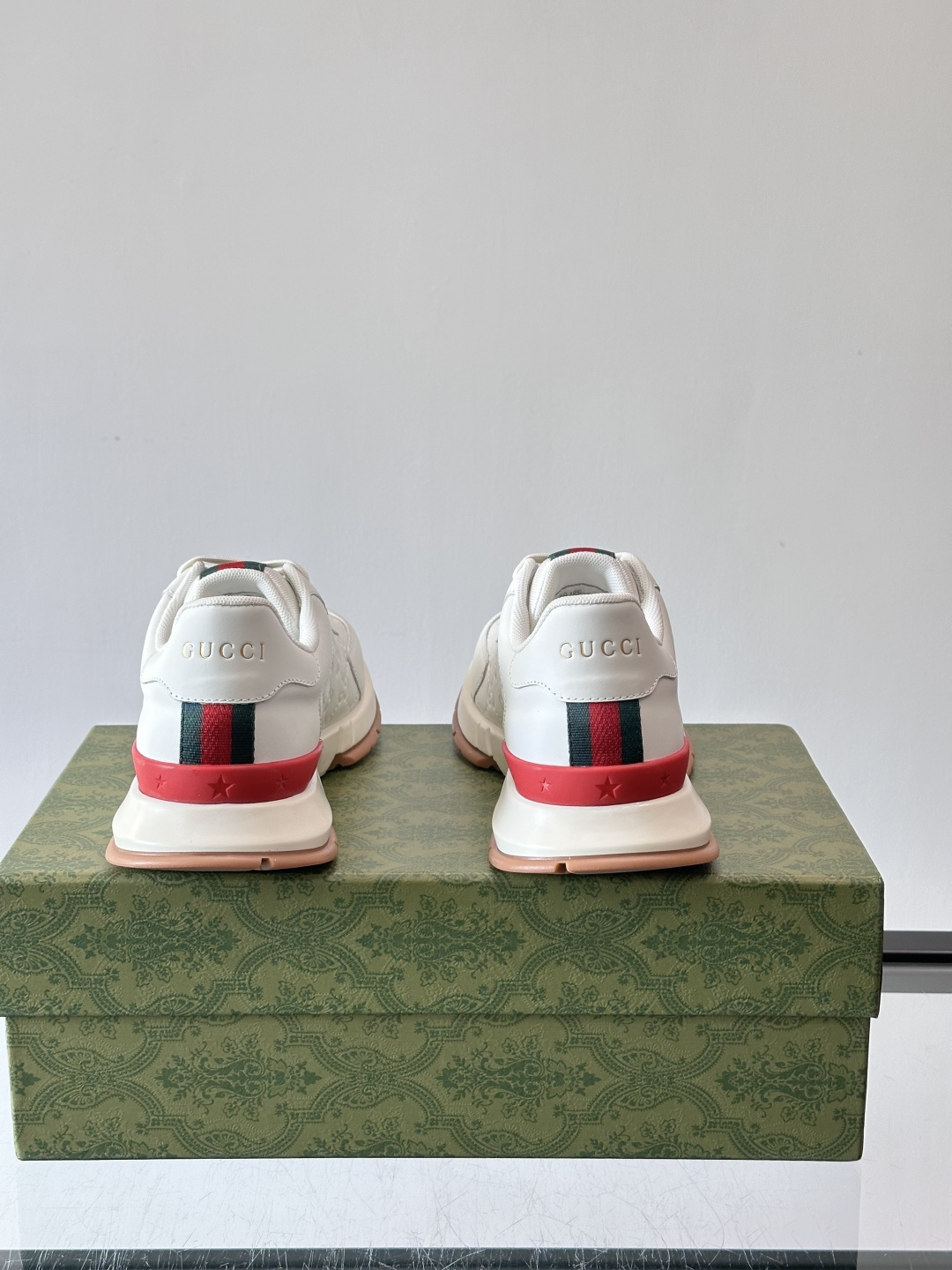 Gucci经典的复古老爹鞋，采用牛皮革与GG压花拼接设计，鞋舌处点缀品牌标志性的红绿织带，厚底设计兼具增