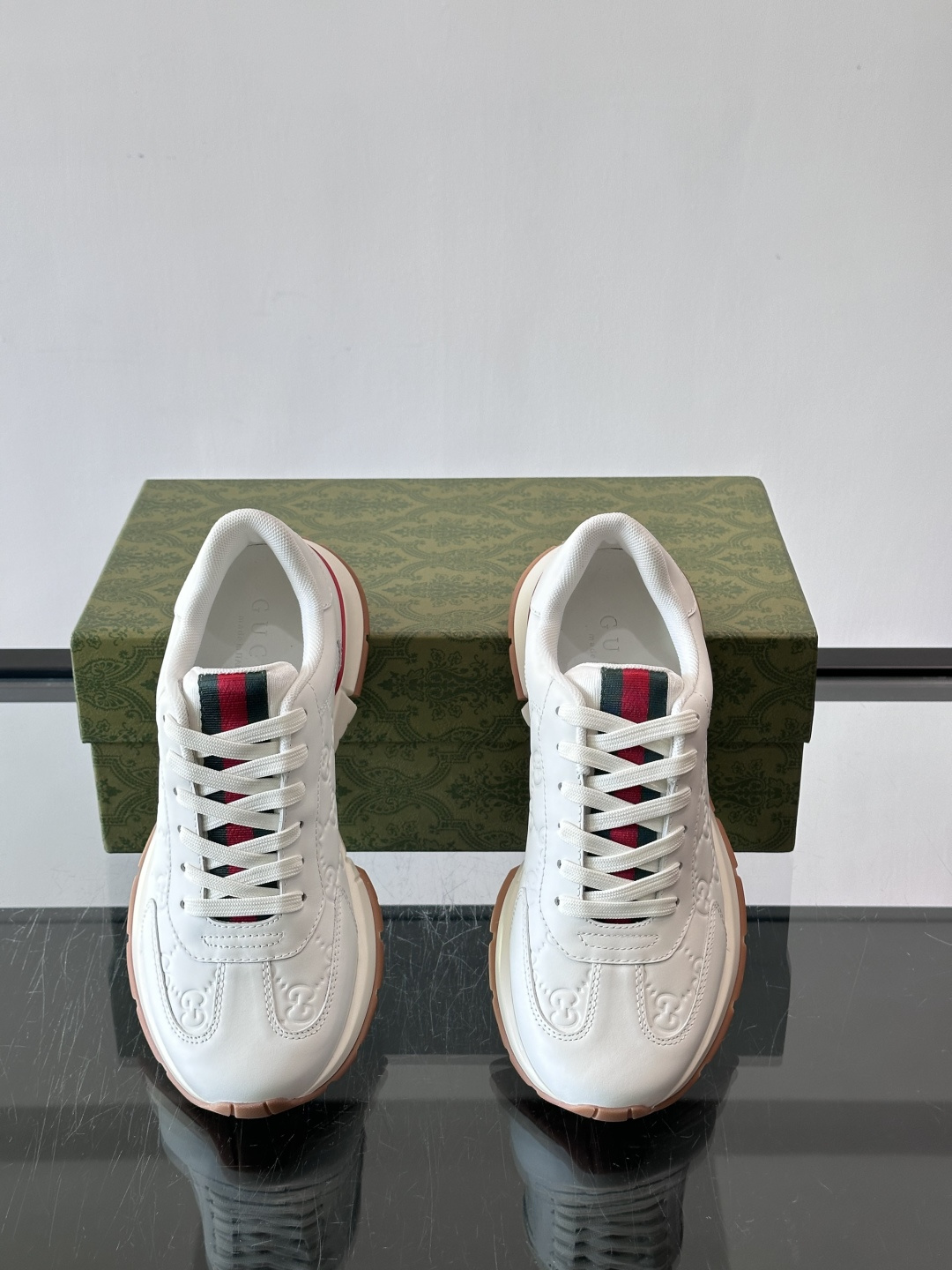 Gucci经典的复古老爹鞋，采用牛皮革与GG压花拼接设计，鞋舌处点缀品牌标志性的红绿织带，厚底设计兼具增