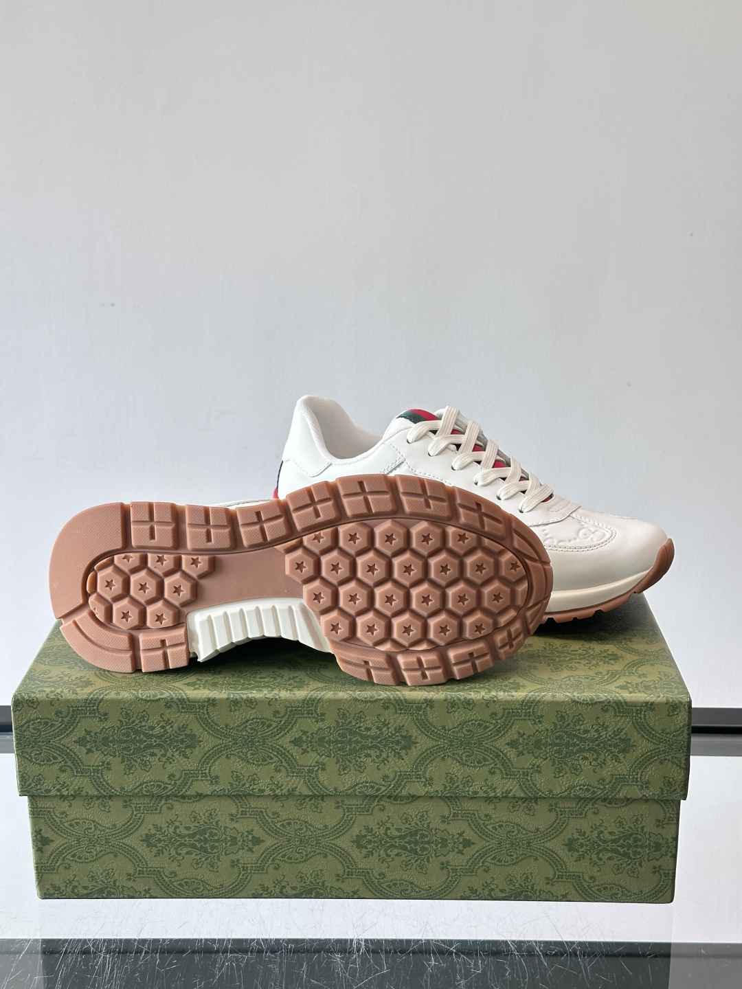 Gucci经典的复古老爹鞋，采用牛皮革与GG压花拼接设计，鞋舌处点缀品牌标志性的红绿织带，厚底设计兼具增