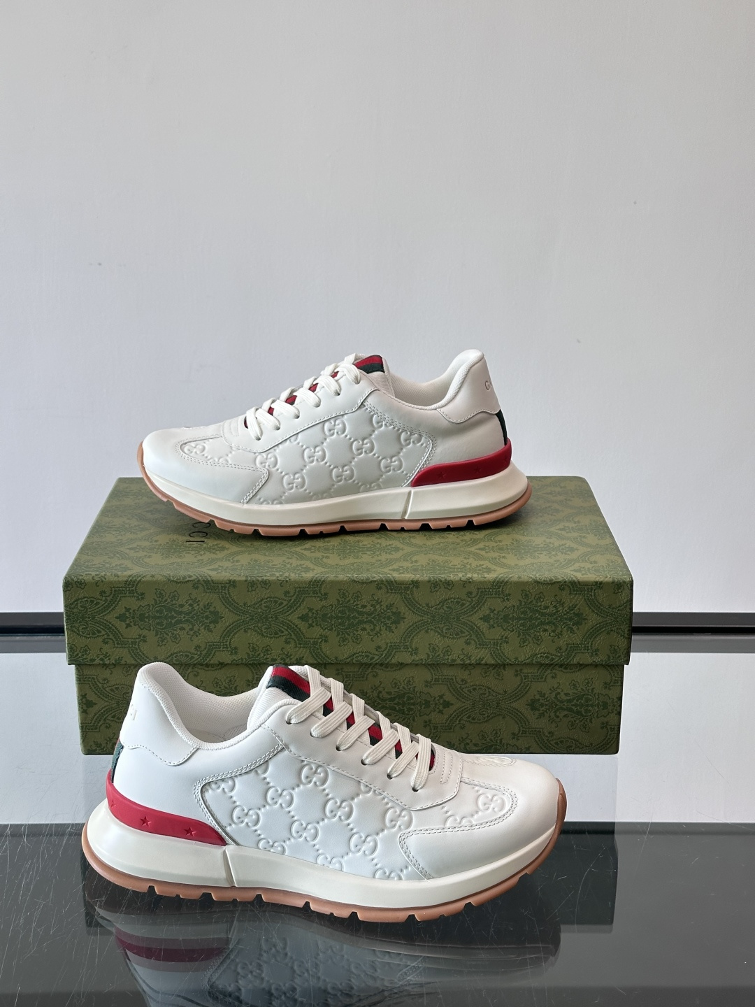 Gucci经典的复古老爹鞋，采用牛皮革与GG压花拼接设计，鞋舌处点缀品牌标志性的红绿织带，厚底设计兼具增