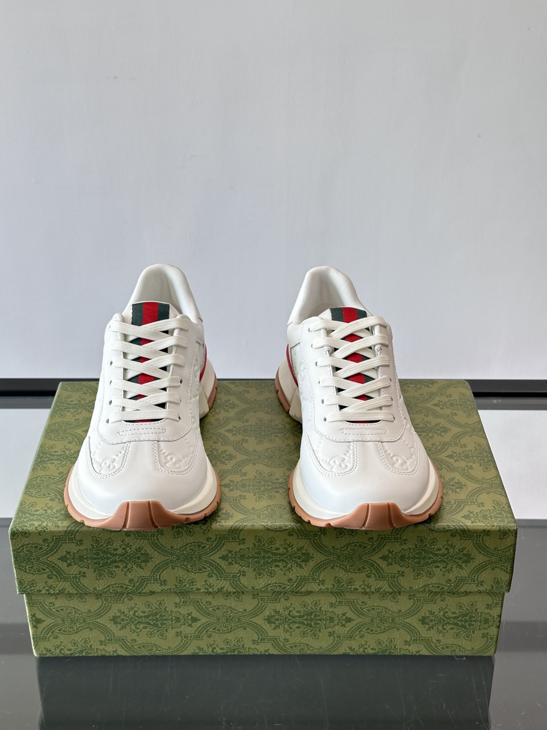 Gucci经典的复古老爹鞋，采用牛皮革与GG压花拼接设计，鞋舌处点缀品牌标志性的红绿织带，厚底设计兼具增