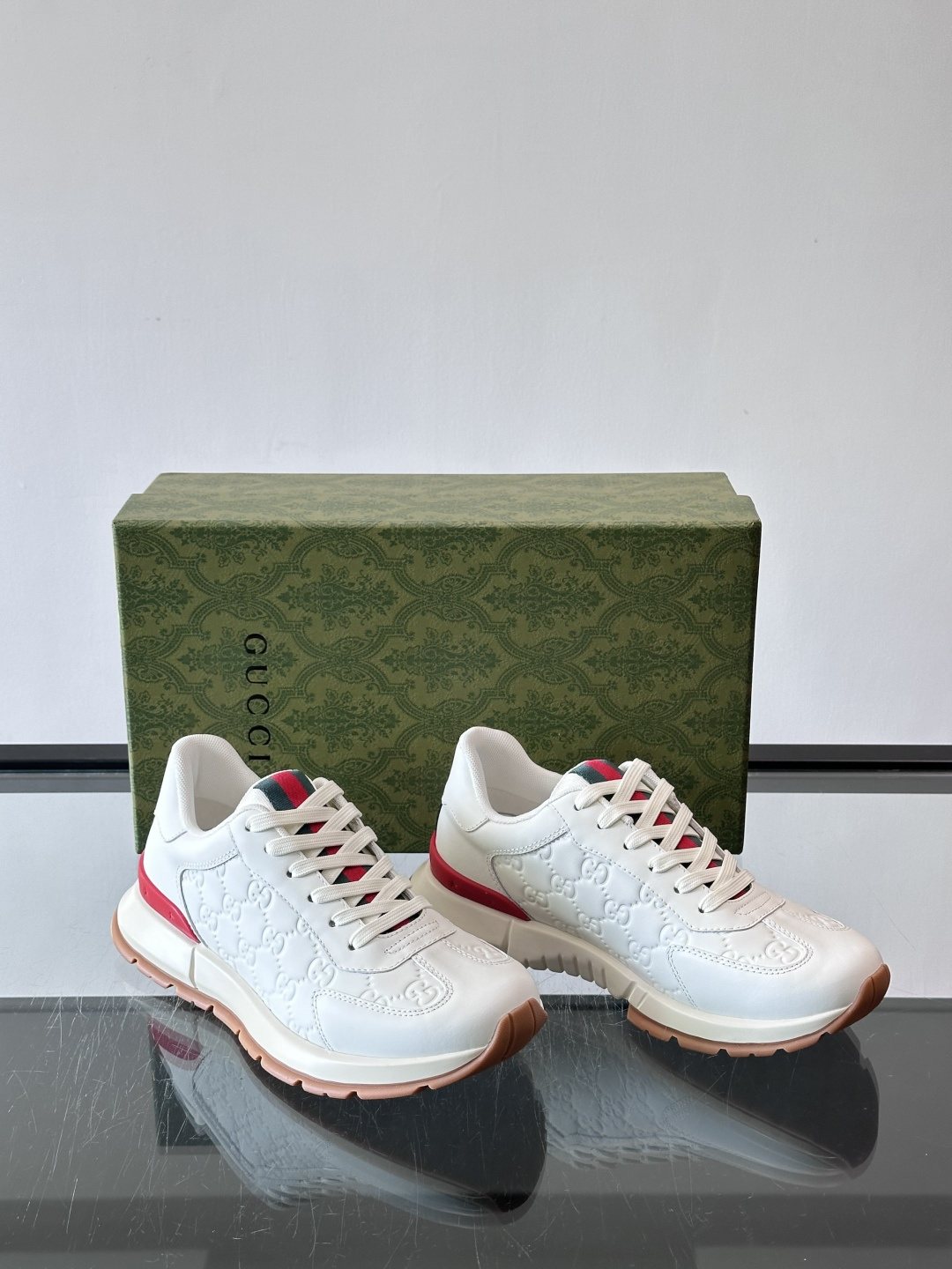 Gucci经典的复古老爹鞋，采用牛皮革与GG压花拼接设计，鞋舌处点缀品牌标志性的红绿织带，厚底设计兼具增