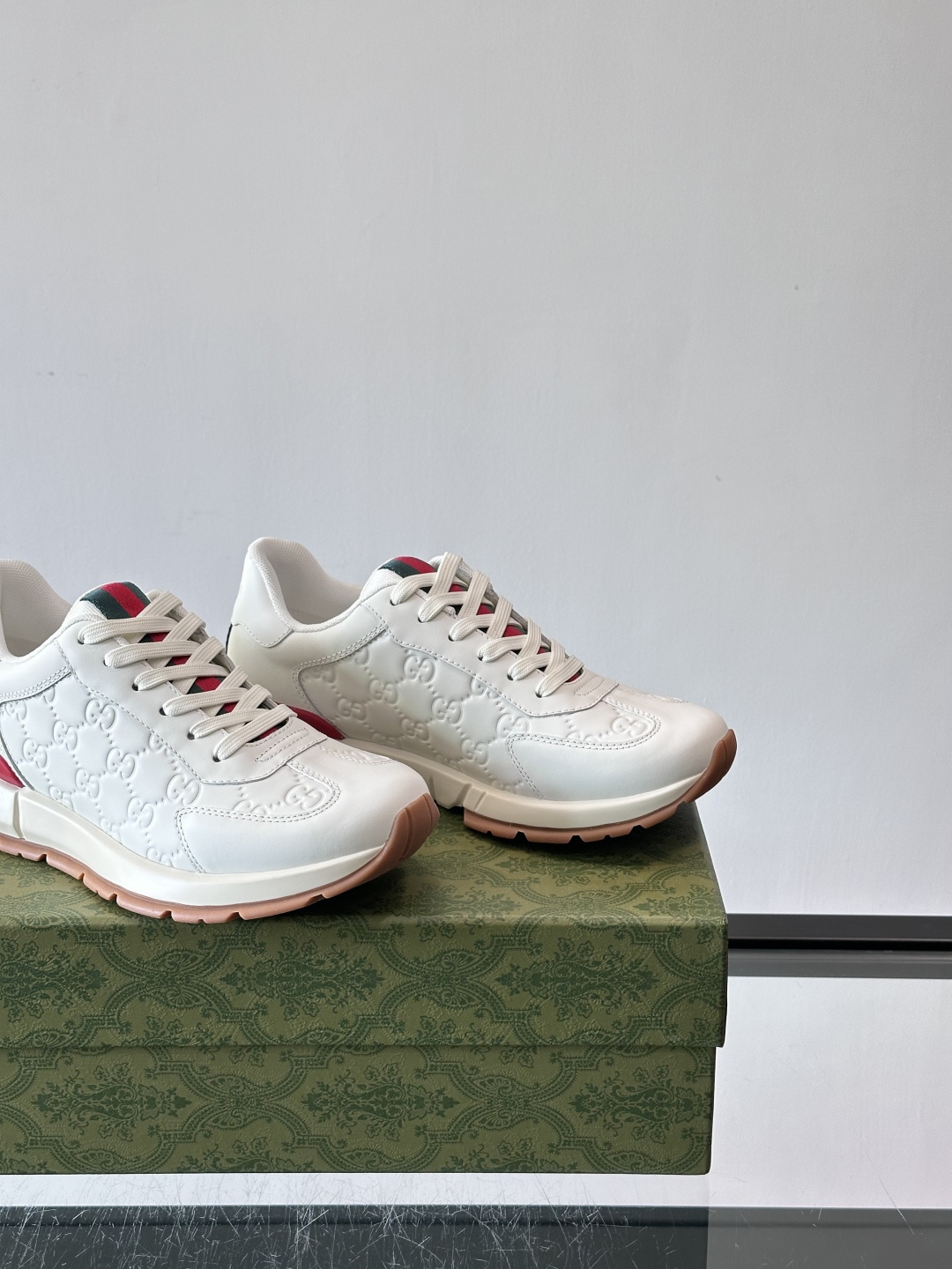 Gucci经典的复古老爹鞋，采用牛皮革与GG压花拼接设计，鞋舌处点缀品牌标志性的红绿织带，厚底设计兼具增