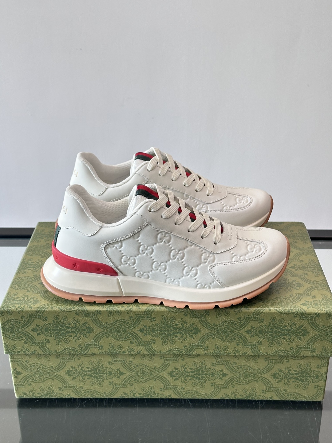 Gucci经典的复古老爹鞋，采用牛皮革与GG压花拼接设计，鞋舌处点缀品牌标志性的红绿织带，厚底设计兼具增