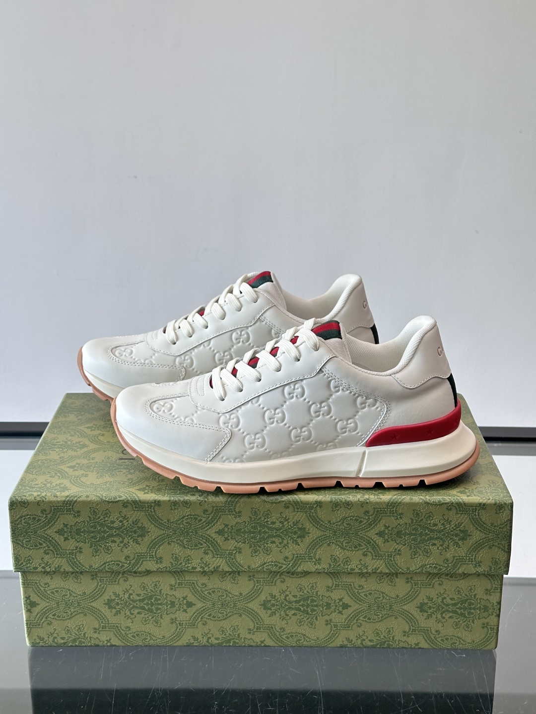 Gucci经典的复古老爹鞋，采用牛皮革与GG压花拼接设计，鞋舌处点缀品牌标志性的红绿织带，厚底设计兼具增