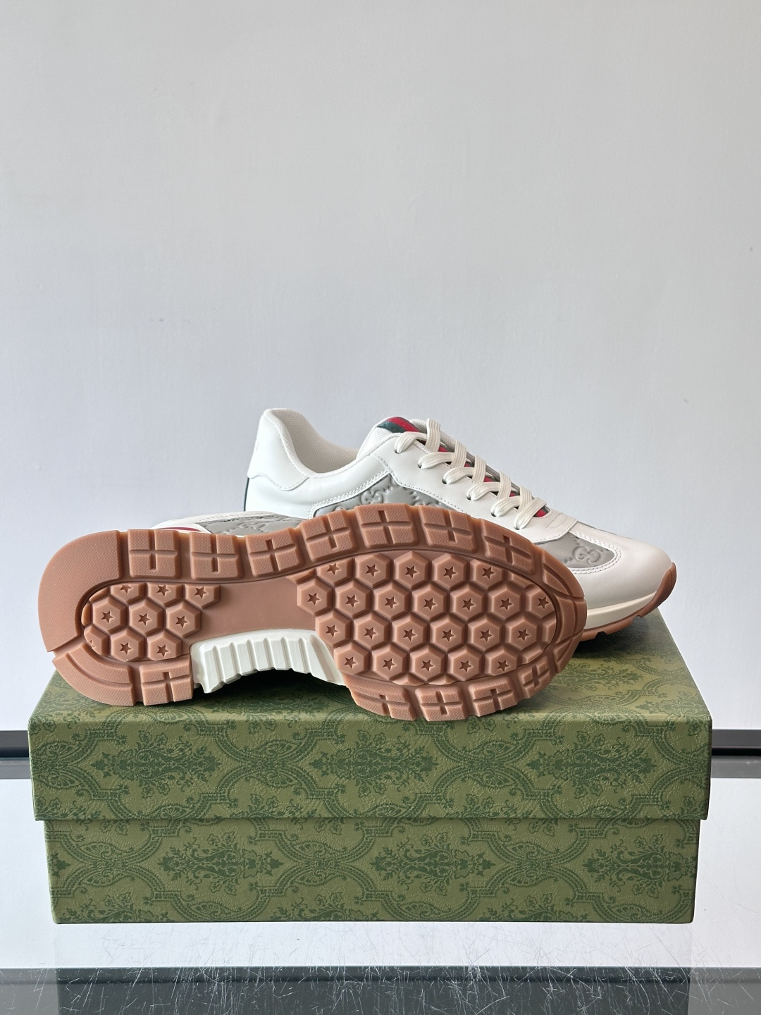 Gucci经典的复古老爹鞋，采用牛皮革与GG压花拼接设计，鞋舌处点缀品牌标志性的红绿织带，厚底设计兼具增