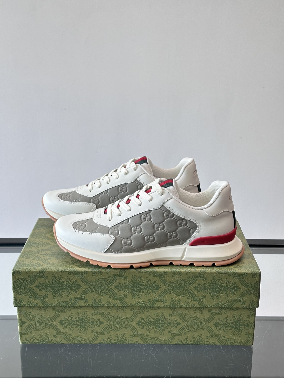 Gucci经典的复古老爹鞋，采用牛皮革与GG压花拼接设计，鞋舌处点缀品牌标志性的红绿织带，厚底设计兼具增