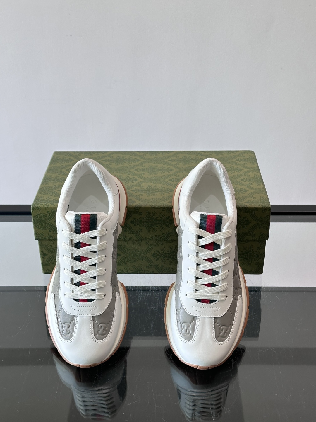 Gucci经典的复古老爹鞋，采用牛皮革与GG压花拼接设计，鞋舌处点缀品牌标志性的红绿织带，厚底设计兼具增