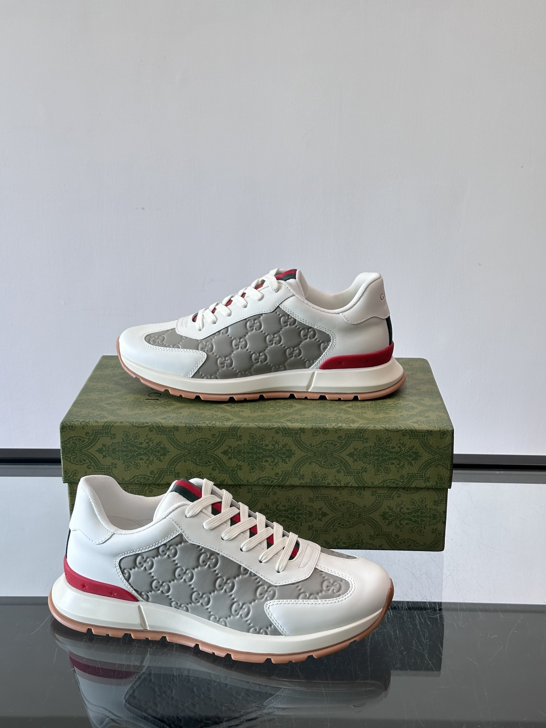 Gucci经典的复古老爹鞋，采用牛皮革与GG压花拼接设计，鞋舌处点缀品牌标志性的红绿织带，厚底设计兼具增