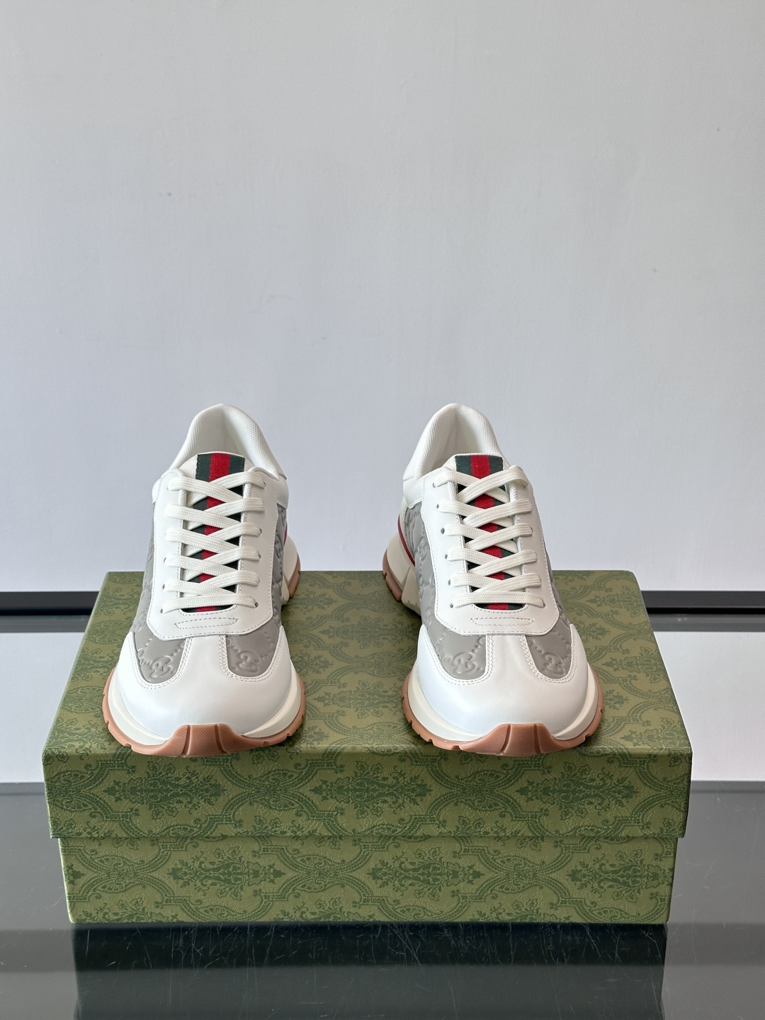 Gucci经典的复古老爹鞋，采用牛皮革与GG压花拼接设计，鞋舌处点缀品牌标志性的红绿织带，厚底设计兼具增