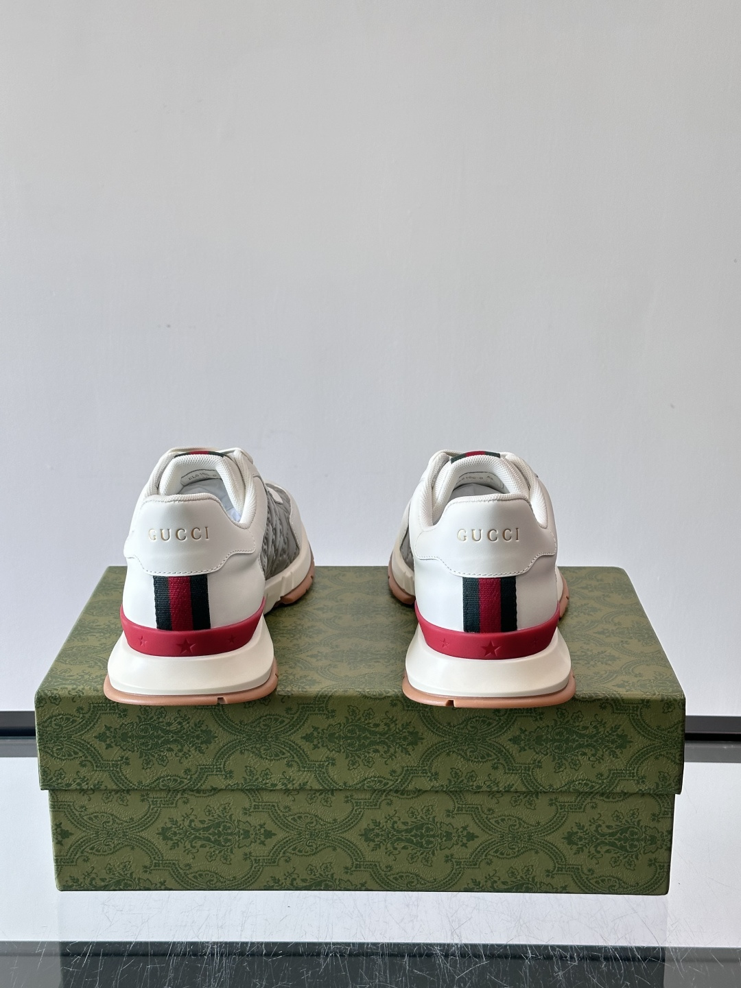 Gucci经典的复古老爹鞋，采用牛皮革与GG压花拼接设计，鞋舌处点缀品牌标志性的红绿织带，厚底设计兼具增