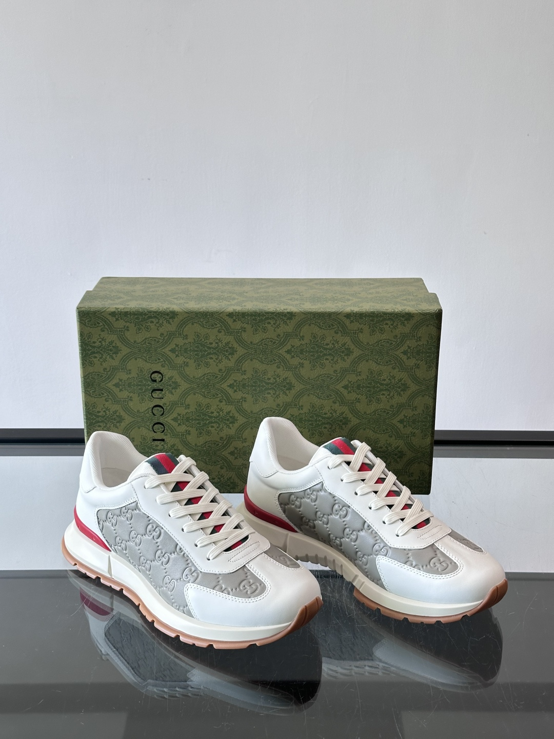 Gucci经典的复古老爹鞋，采用牛皮革与GG压花拼接设计，鞋舌处点缀品牌标志性的红绿织带，厚底设计兼具增