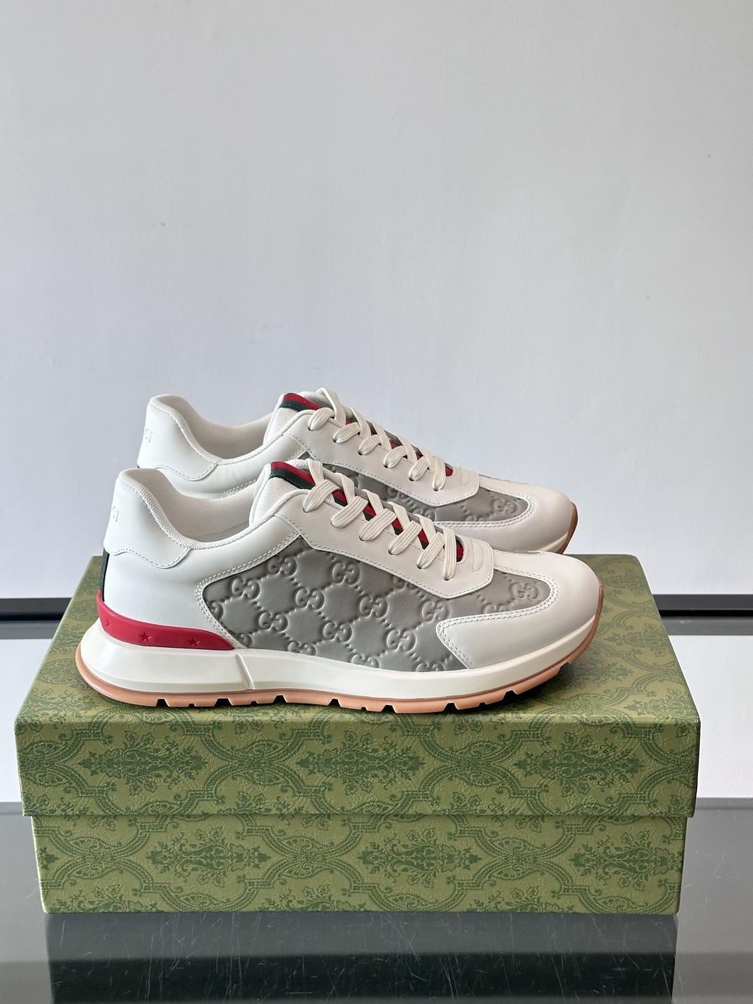 Gucci经典的复古老爹鞋，采用牛皮革与GG压花拼接设计，鞋舌处点缀品牌标志性的红绿织带，厚底设计兼具增