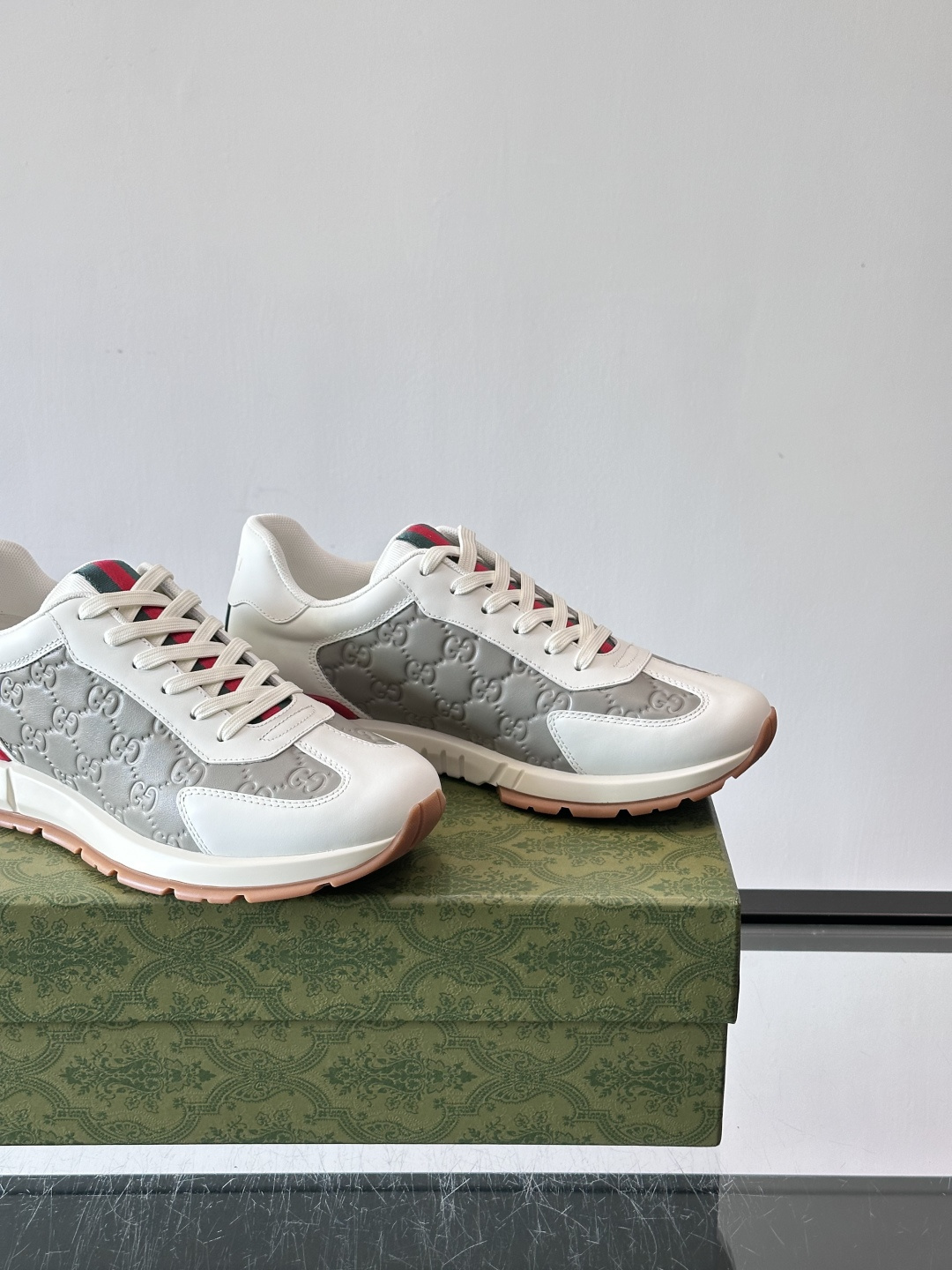 Gucci经典的复古老爹鞋，采用牛皮革与GG压花拼接设计，鞋舌处点缀品牌标志性的红绿织带，厚底设计兼具增