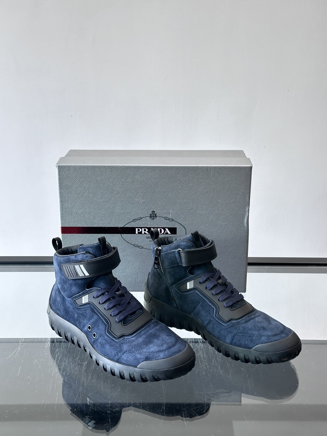 Prada～普拉达男士秋冬高帮休闲鞋，高端精品系列，精工细作，原厂进口材质，鞋面为进口小牛皮，皮质软糯，