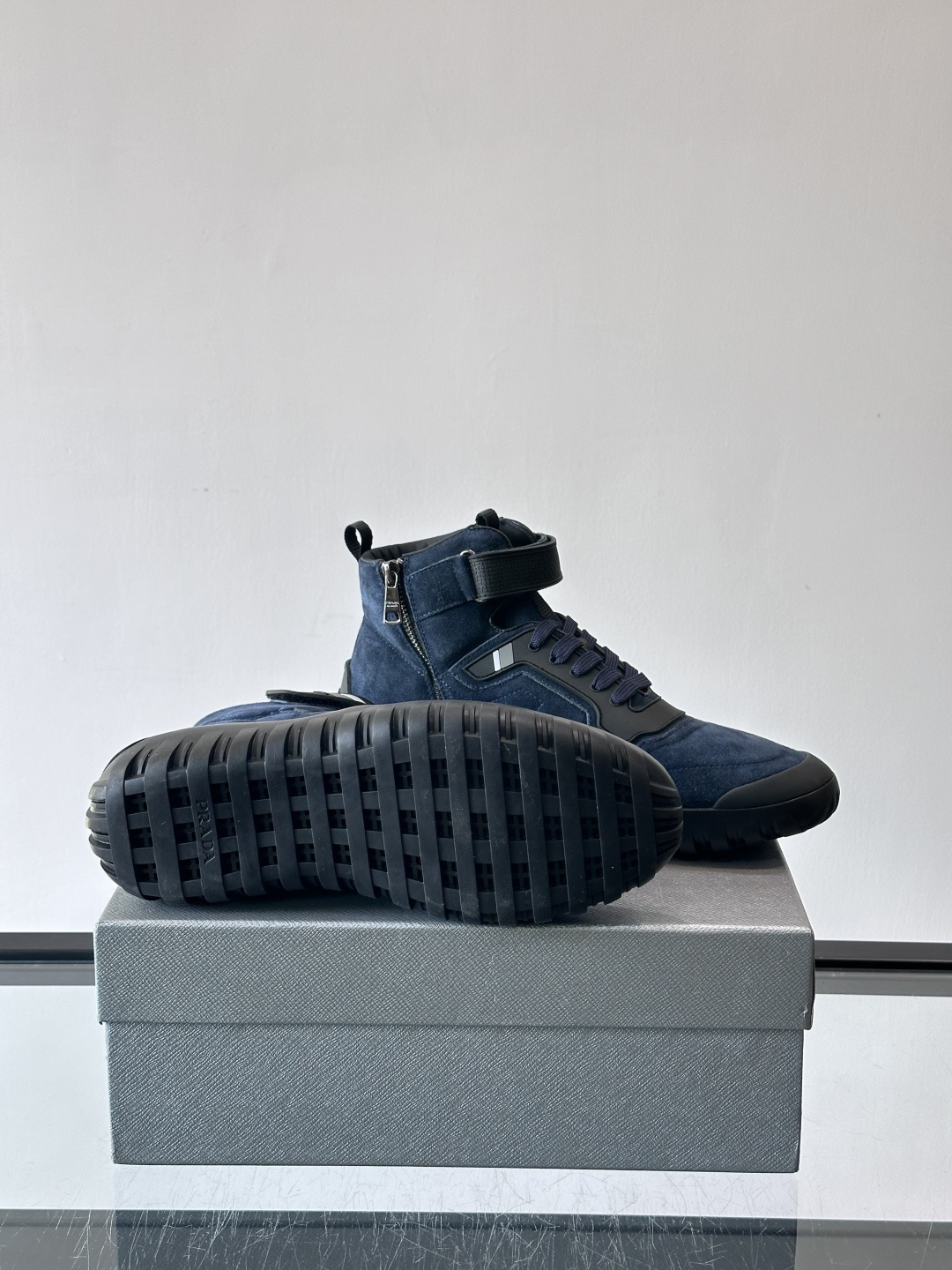 Prada～普拉达男士秋冬高帮休闲鞋，高端精品系列，精工细作，原厂进口材质，鞋面为进口小牛皮，皮质软糯，