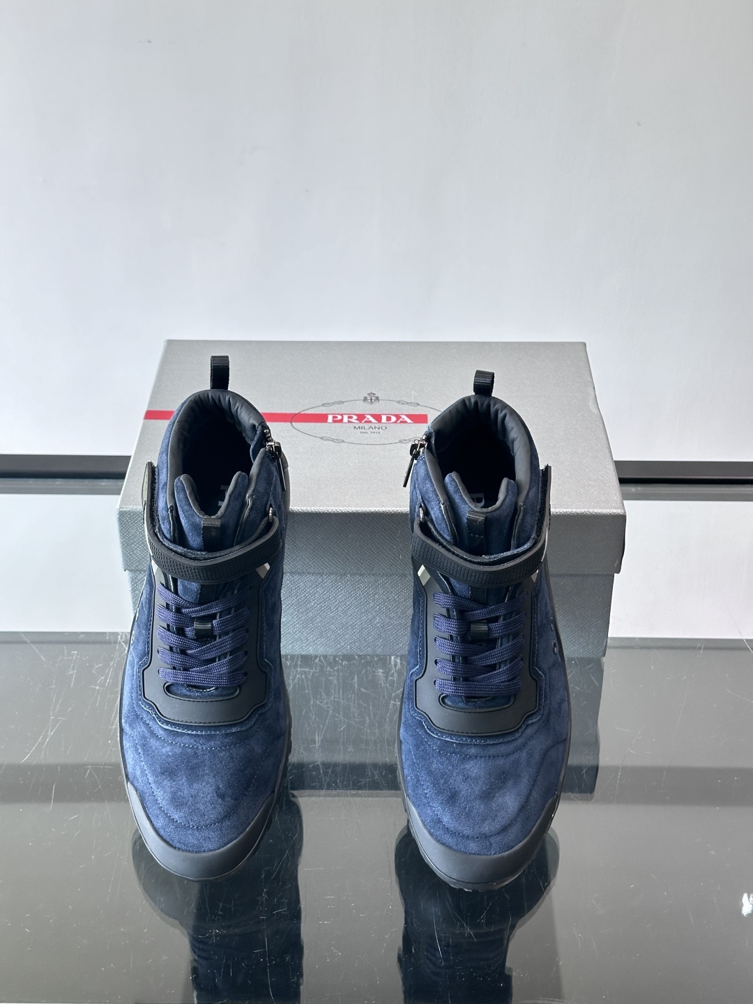 Prada～普拉达男士秋冬高帮休闲鞋，高端精品系列，精工细作，原厂进口材质，鞋面为进口小牛皮，皮质软糯，