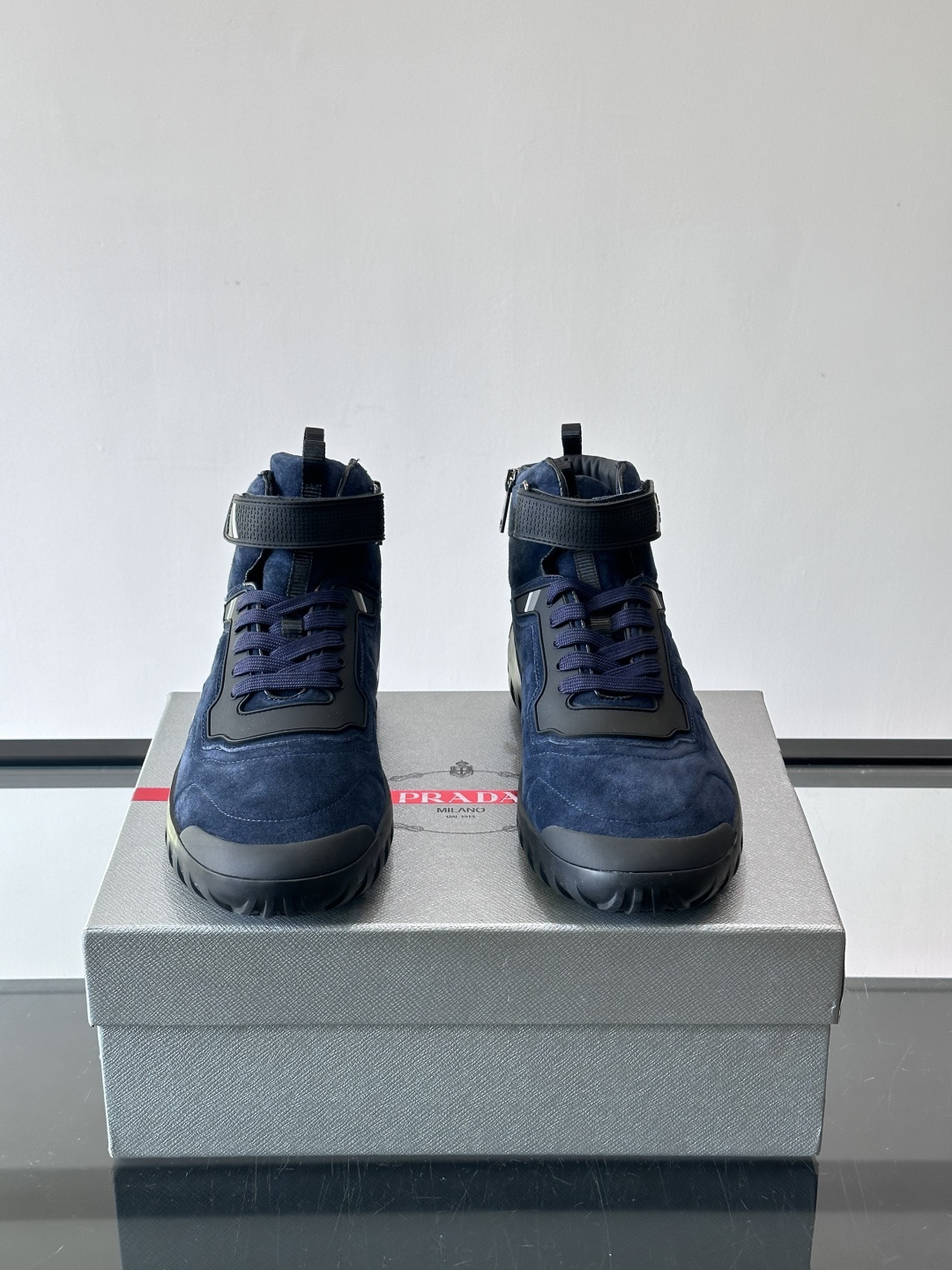 Prada～普拉达男士秋冬高帮休闲鞋，高端精品系列，精工细作，原厂进口材质，鞋面为进口小牛皮，皮质软糯，