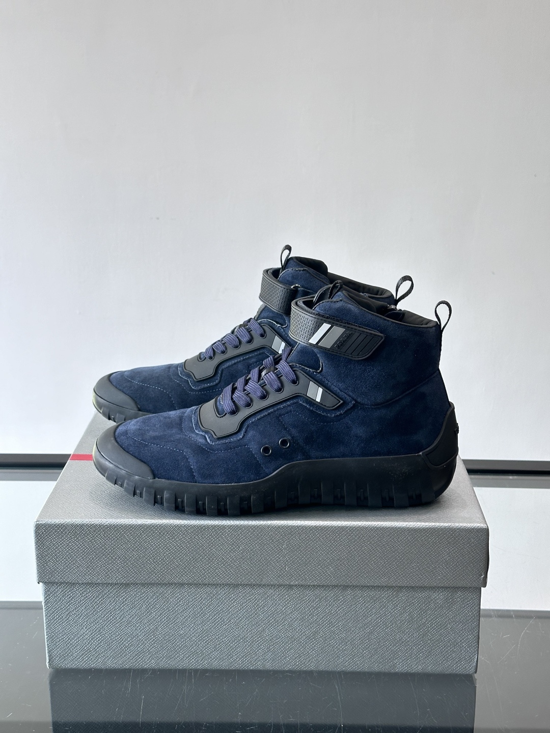 Prada～普拉达男士秋冬高帮休闲鞋，高端精品系列，精工细作，原厂进口材质，鞋面为进口小牛皮，皮质软糯，