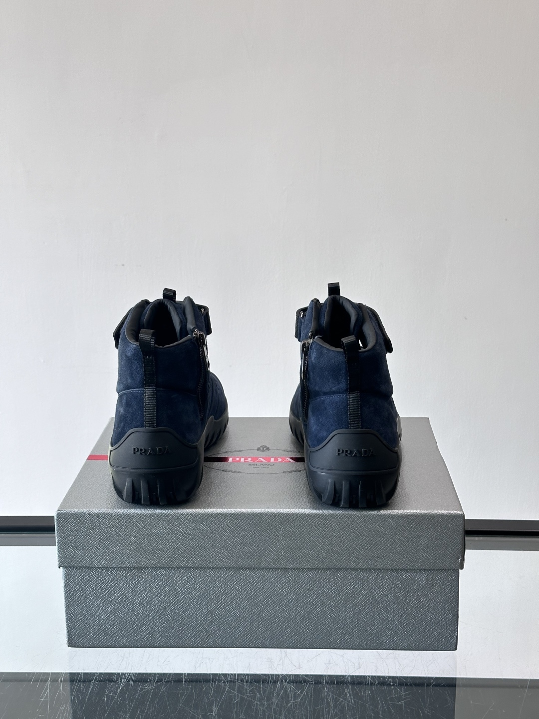 Prada～普拉达男士秋冬高帮休闲鞋，高端精品系列，精工细作，原厂进口材质，鞋面为进口小牛皮，皮质软糯，