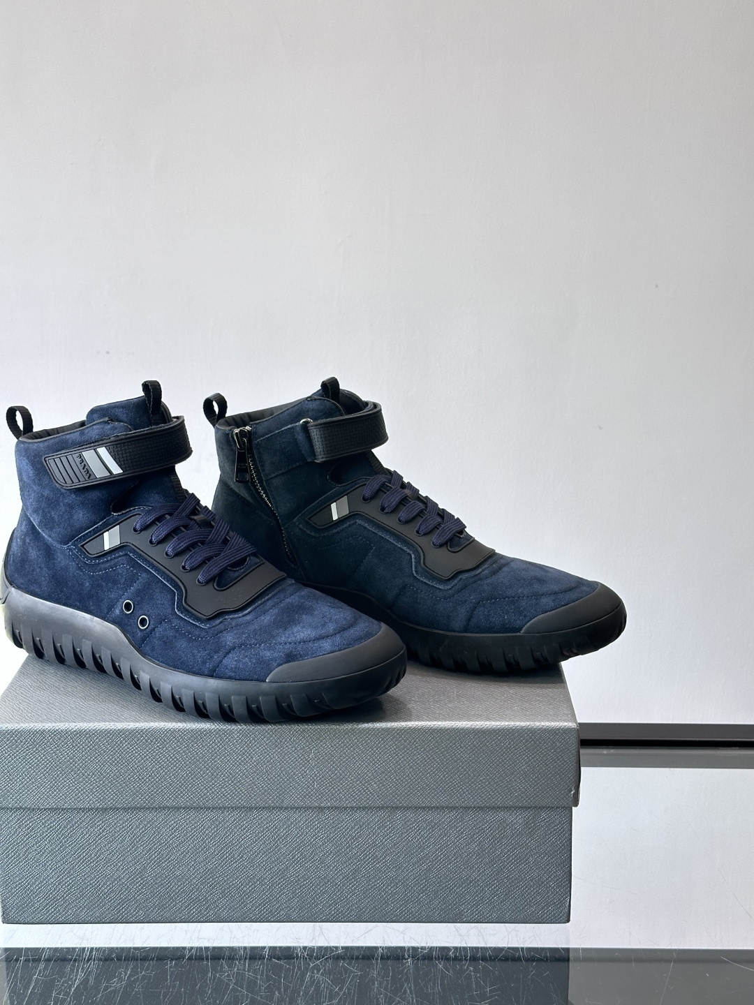 Prada～普拉达男士秋冬高帮休闲鞋，高端精品系列，精工细作，原厂进口材质，鞋面为进口小牛皮，皮质软糯，