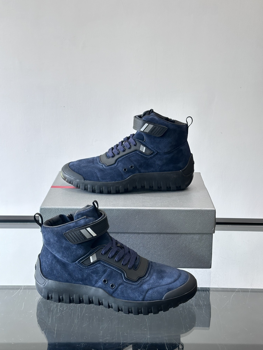 Prada～普拉达男士秋冬高帮休闲鞋，高端精品系列，精工细作，原厂进口材质，鞋面为进口小牛皮，皮质软糯，