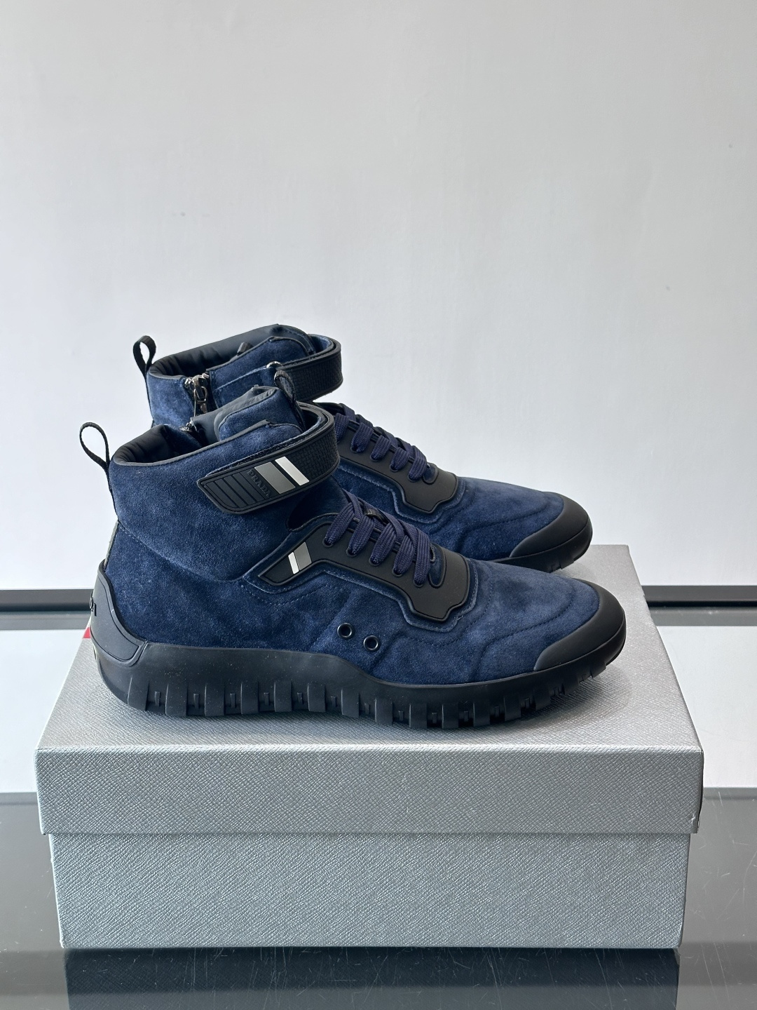 Prada～普拉达男士秋冬高帮休闲鞋，高端精品系列，精工细作，原厂进口材质，鞋面为进口小牛皮，皮质软糯，