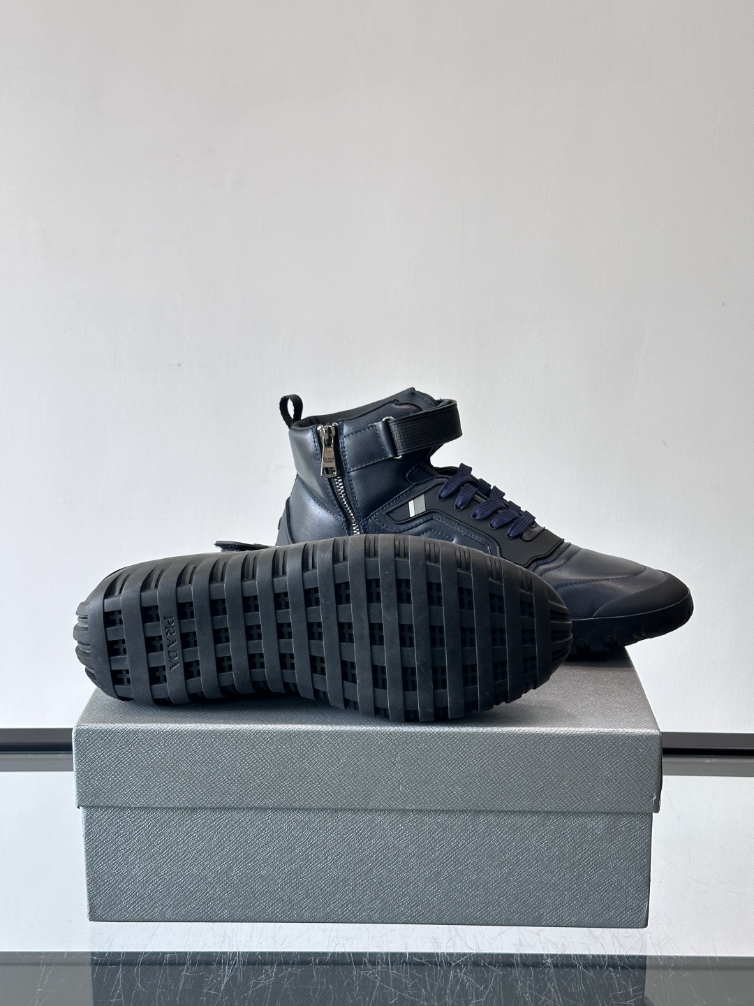 Prada～普拉达男士秋冬高帮休闲鞋，高端精品系列，精工细作，原厂进口材质，鞋面为进口小牛皮，皮质软糯，