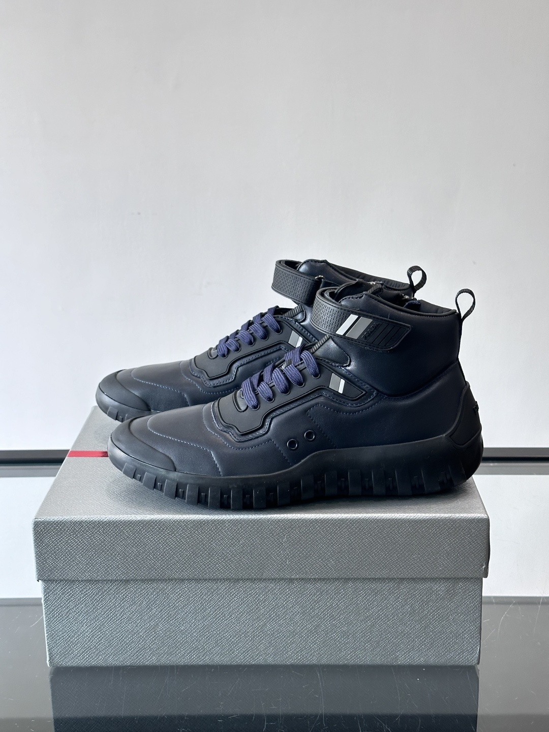 Prada～普拉达男士秋冬高帮休闲鞋，高端精品系列，精工细作，原厂进口材质，鞋面为进口小牛皮，皮质软糯，