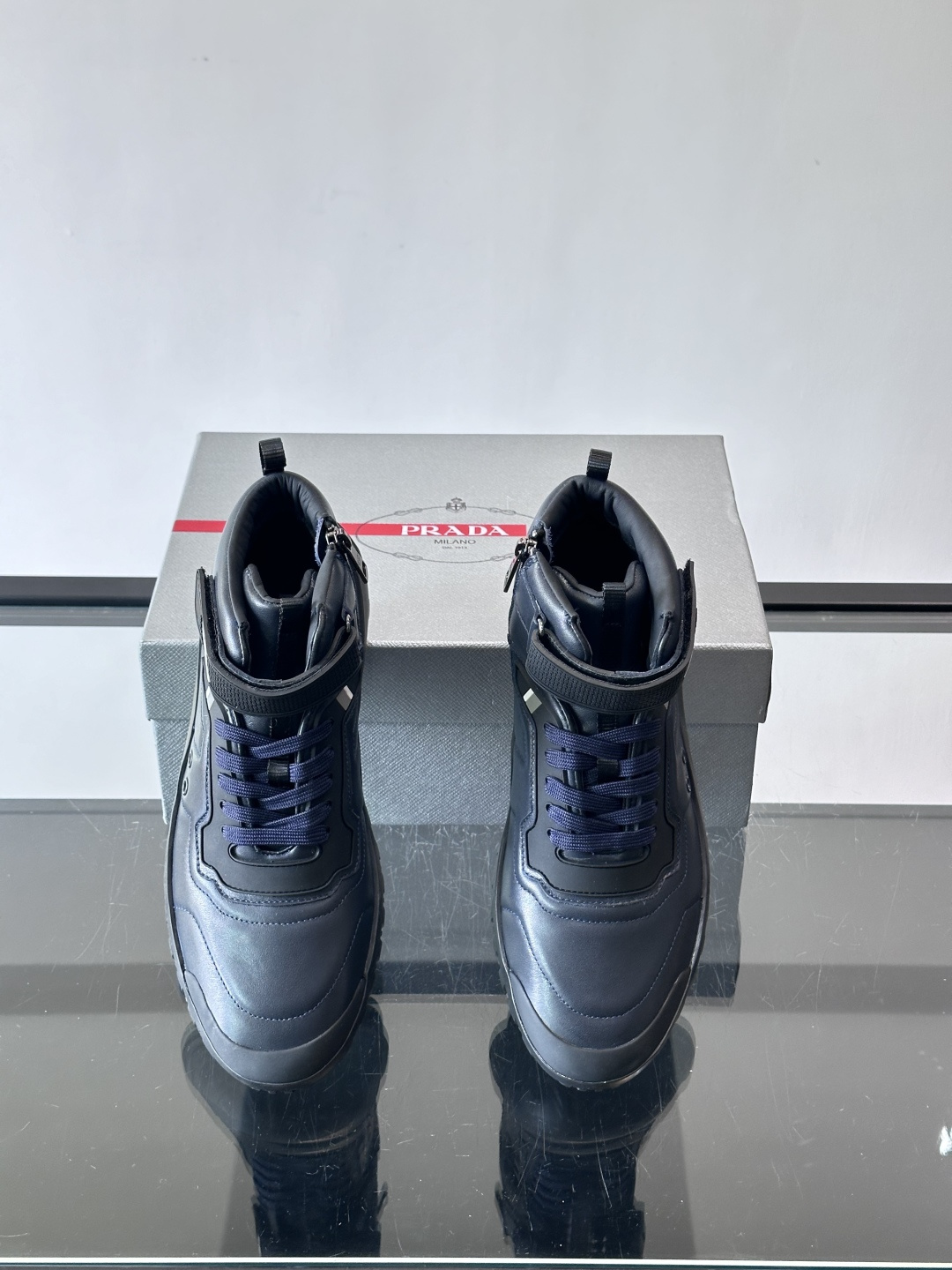 Prada～普拉达男士秋冬高帮休闲鞋，高端精品系列，精工细作，原厂进口材质，鞋面为进口小牛皮，皮质软糯，