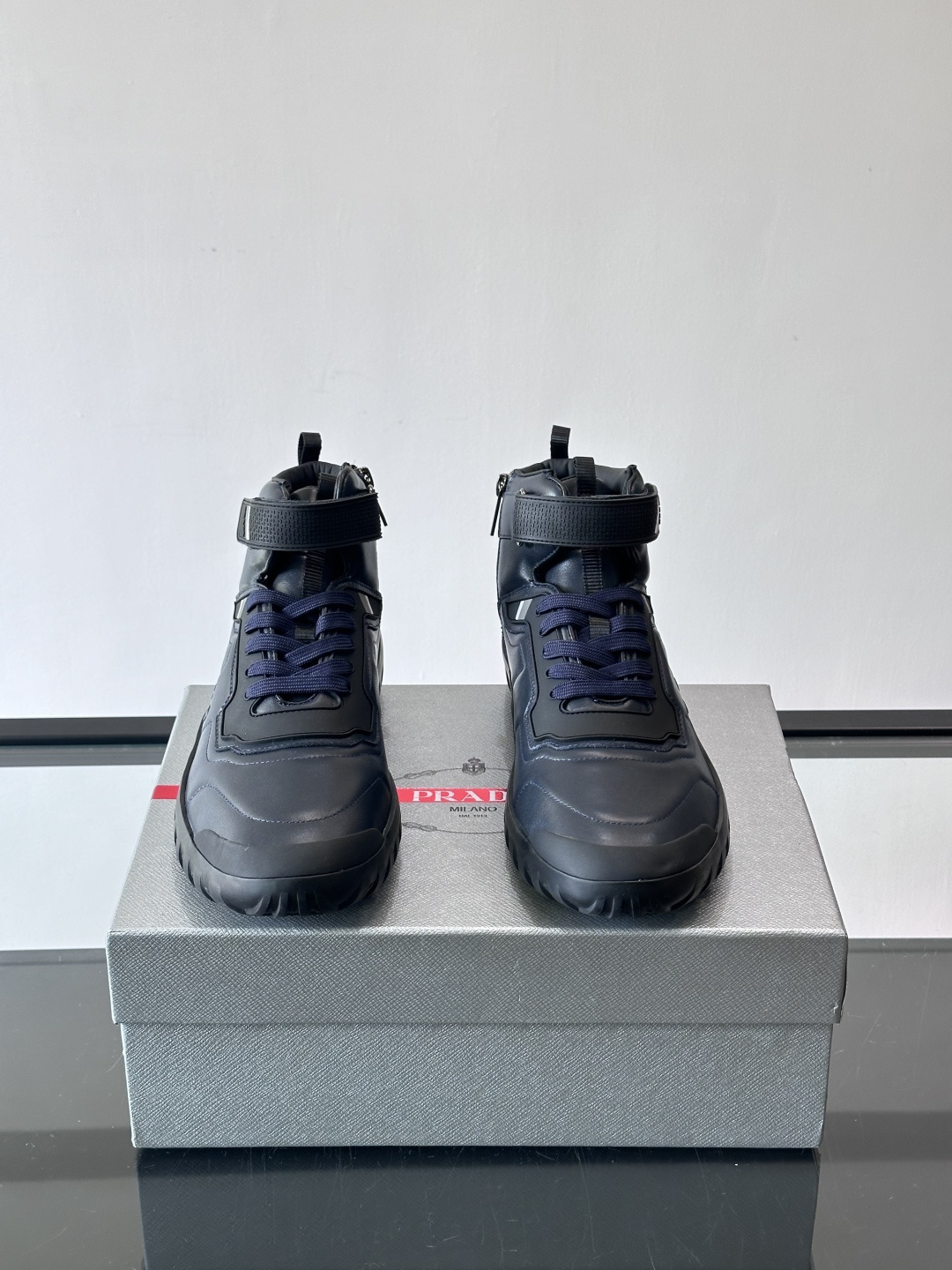 Prada～普拉达男士秋冬高帮休闲鞋，高端精品系列，精工细作，原厂进口材质，鞋面为进口小牛皮，皮质软糯，