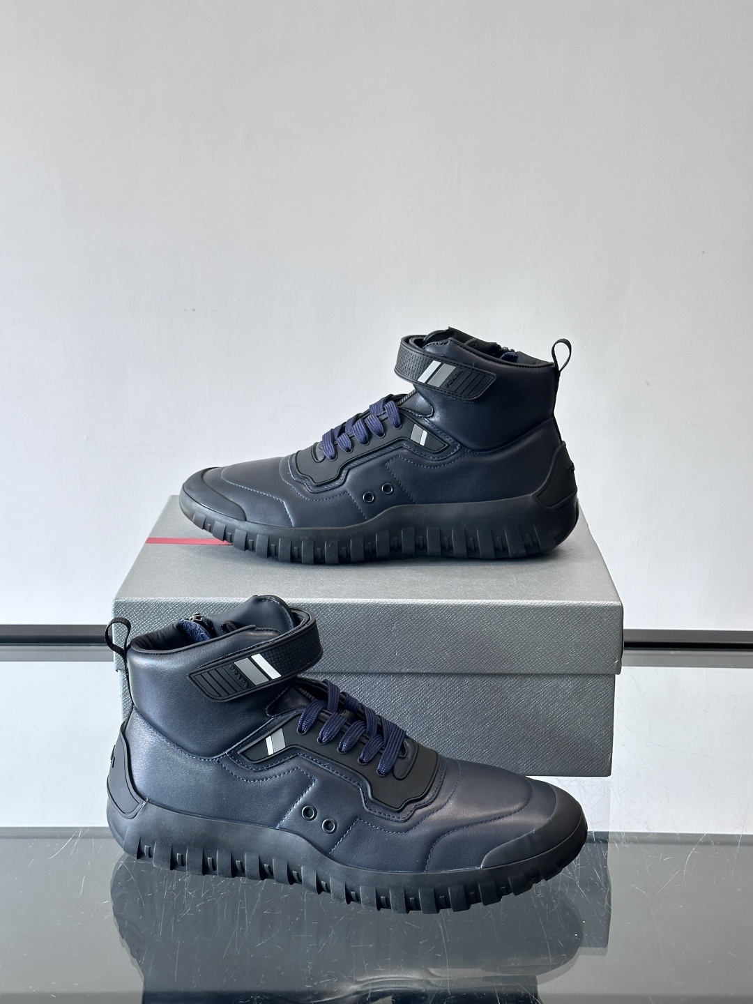 Prada～普拉达男士秋冬高帮休闲鞋，高端精品系列，精工细作，原厂进口材质，鞋面为进口小牛皮，皮质软糯，