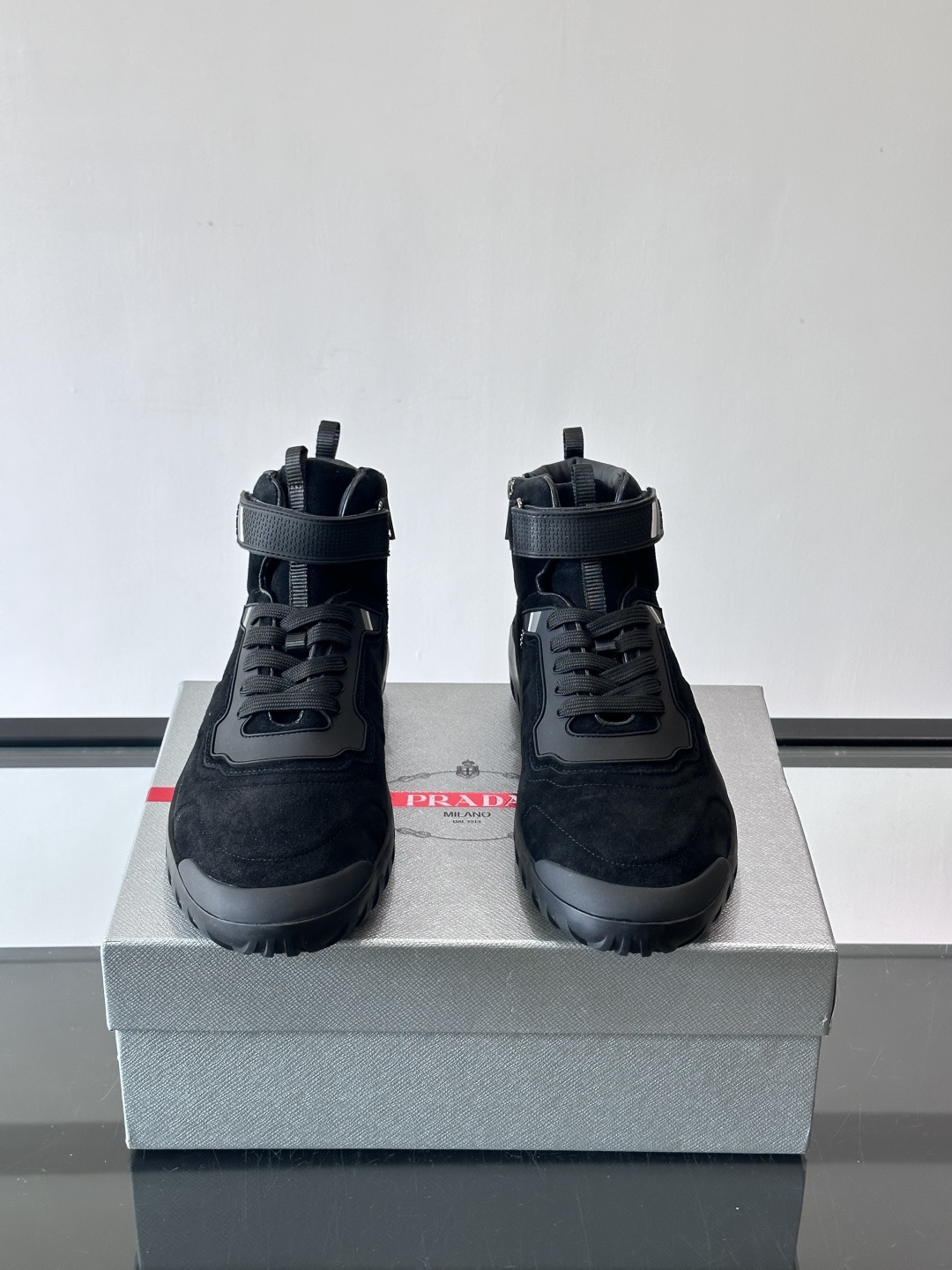 Prada～普拉达男士秋冬高帮休闲鞋，高端精品系列，精工细作，原厂进口材质，鞋面为进口小牛皮，皮质软糯，