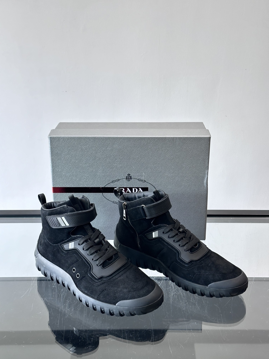 Prada～普拉达男士秋冬高帮休闲鞋，高端精品系列，精工细作，原厂进口材质，鞋面为进口小牛皮，皮质软糯，