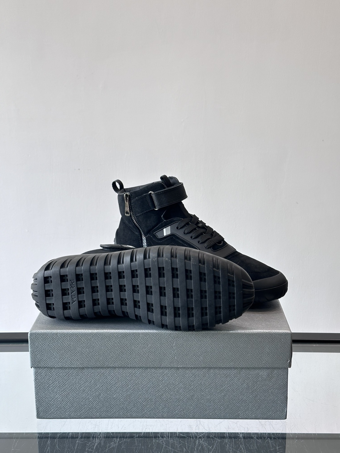 Prada～普拉达男士秋冬高帮休闲鞋，高端精品系列，精工细作，原厂进口材质，鞋面为进口小牛皮，皮质软糯，