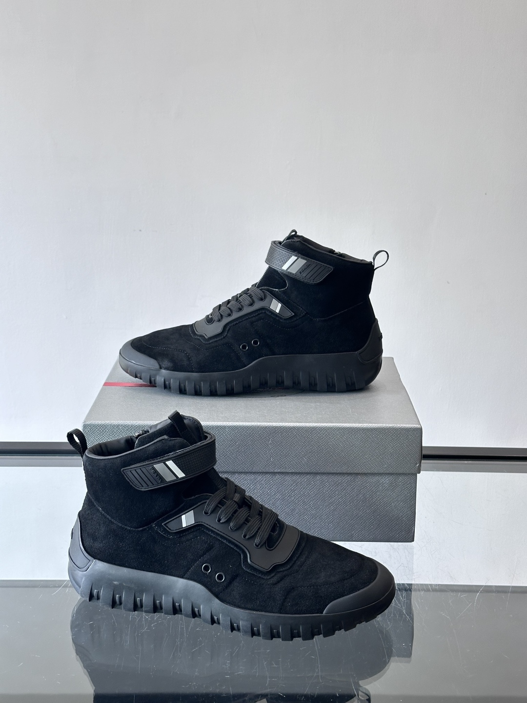 Prada～普拉达男士秋冬高帮休闲鞋，高端精品系列，精工细作，原厂进口材质，鞋面为进口小牛皮，皮质软糯，