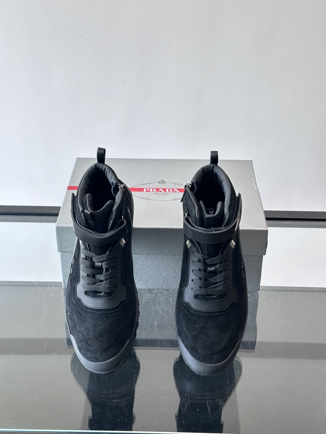 Prada～普拉达男士秋冬高帮休闲鞋，高端精品系列，精工细作，原厂进口材质，鞋面为进口小牛皮，皮质软糯，