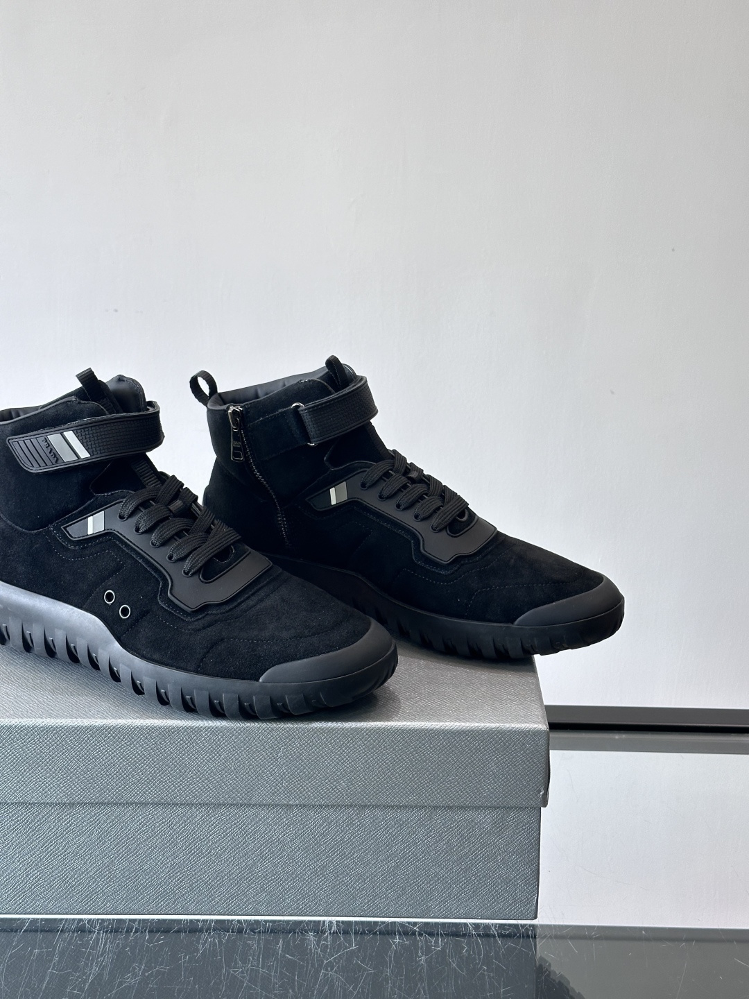 Prada～普拉达男士秋冬高帮休闲鞋，高端精品系列，精工细作，原厂进口材质，鞋面为进口小牛皮，皮质软糯，