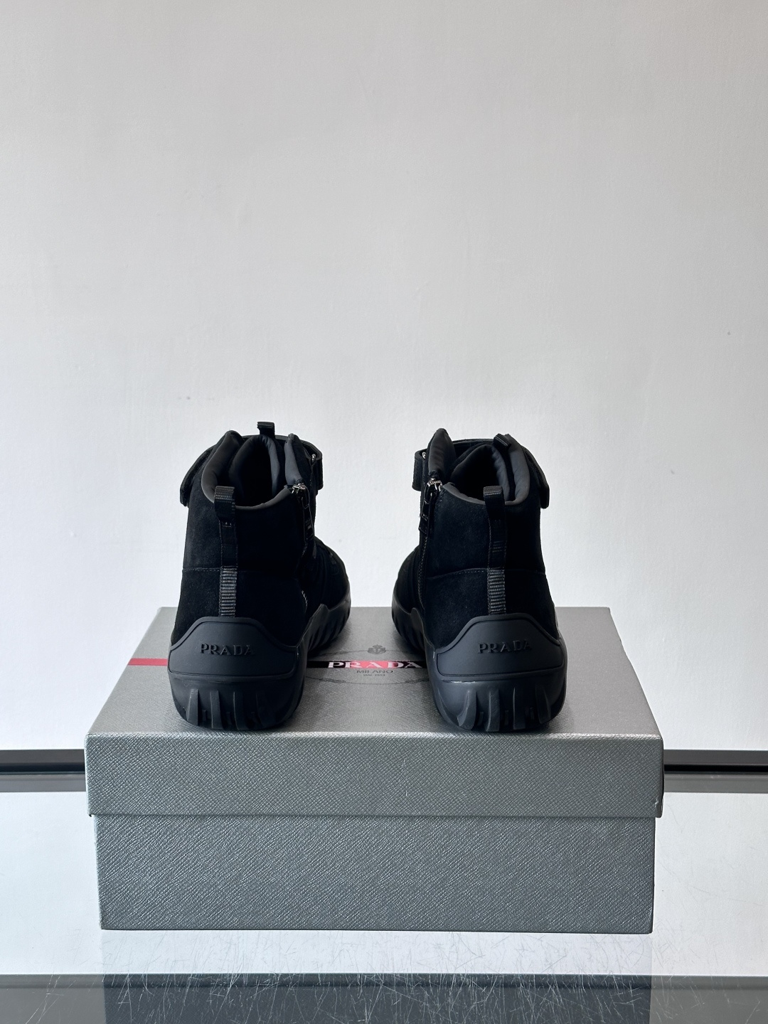 Prada～普拉达男士秋冬高帮休闲鞋，高端精品系列，精工细作，原厂进口材质，鞋面为进口小牛皮，皮质软糯，